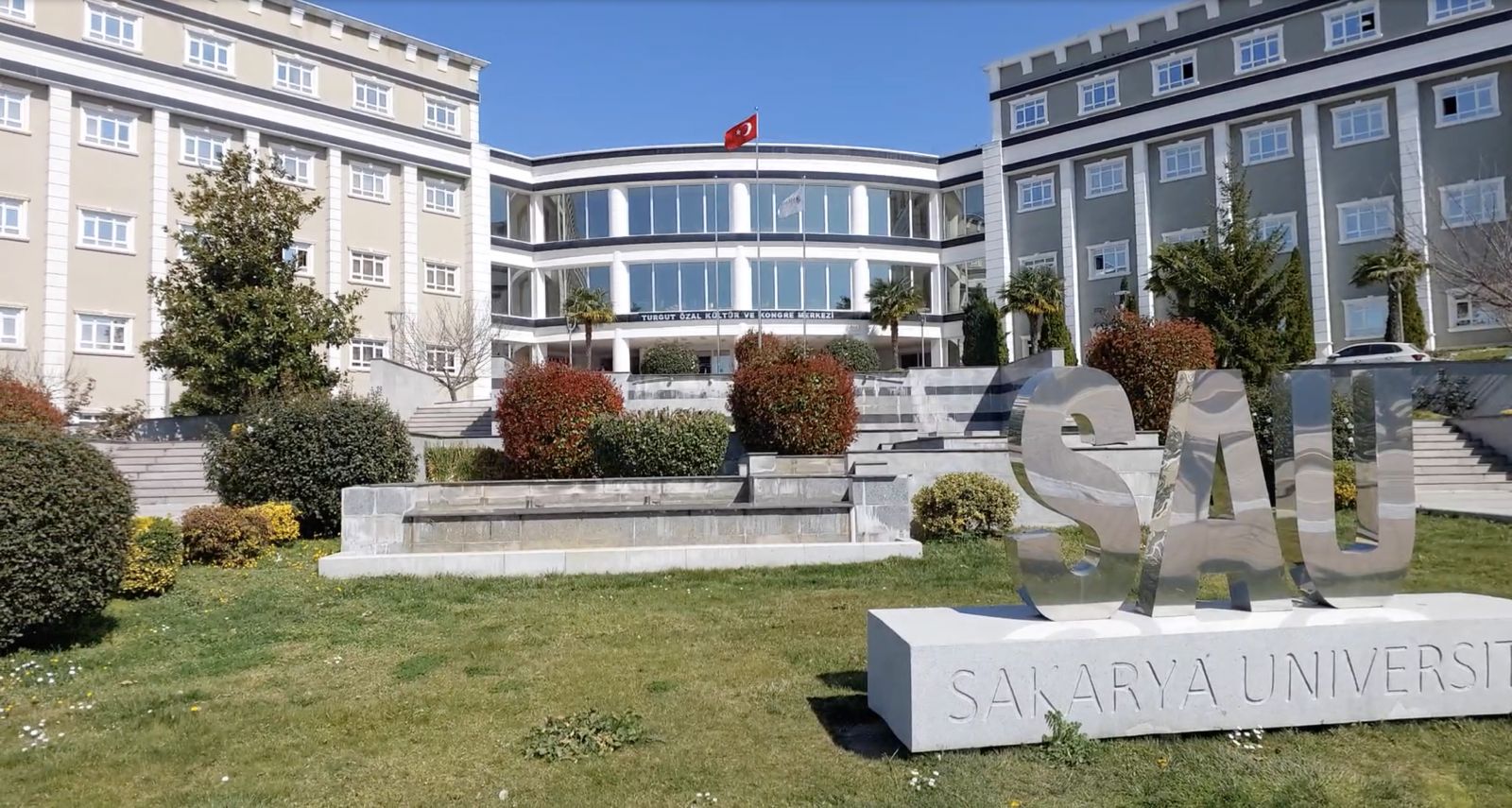 Sakarya Üniversitesi Turgut Özal Kültür ve Kongre Merkezi dış görünüm